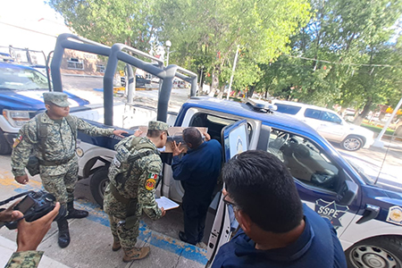 Personal de la SSPE asegurando armas durante la inspección en Valle de Zaragoza tras denuncias de extorsión.