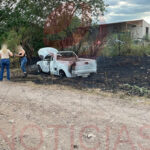 Incendio de una pickup en la carretera Nuevo Casas Grandes-Janos, donde madre e hija lograron salir ilesas antes de que el fuego consumiera el vehículo.