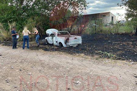 Incendio de una pickup en la carretera Nuevo Casas Grandes-Janos, donde madre e hija lograron salir ilesas antes de que el fuego consumiera el vehículo.