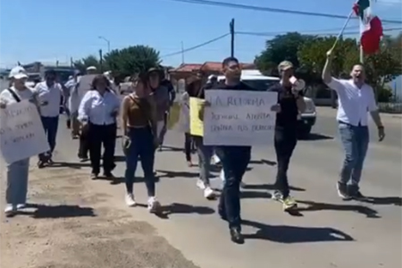 Ciudadanos de Nuevo Casas Grandes marchan en contra de la Reforma del Poder Judicial propuesta por AMLO, exigiendo la preservación de sus derechos.