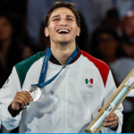 Marco Verde con medalla de plata en París 2024, celebrando en el podio del boxeo olímpico.