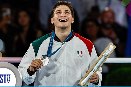 Marco Verde con medalla de plata en París 2024, celebrando en el podio del boxeo olímpico.