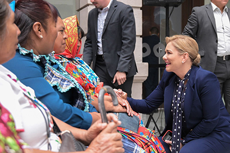 Gobernadora de Chihuahua, Maru Campos, durante el evento de firma del Compromiso por la Paz en el marco de los Diálogos Nacionales por la Paz.