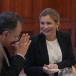 Maru Campos recibe al Nuncio Apostólico, Monseñor Joseph Spiteri, en el Palacio de Gobierno de Chihuahua.