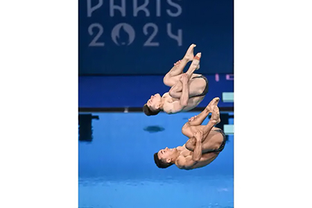 Osmar Olvera y Juan Celaya celebran su medalla de plata en clavados sincronizados trampolín tres metros en París 2024, reafirmando la fuerza de México en esta disciplina.