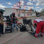 Motociclista resulta lesionado en un choque con una camioneta en el cruce de las avenidas 20 de Noviembre y 2 de Abril en Nuevo Casas Grandes. El accidente ocurrió a las 14:40 horas. Paramédicos de la Cruz Roja trasladaron al herido para recibir atención médica; los tripulantes de la camioneta resultaron ilesos.