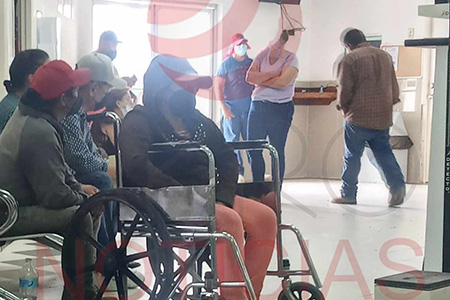 Mujer con picadura de víbora espera más de una hora sin ser atendida en el Hospital Integral de Nuevo Casas Grandes, denuncian testigos.