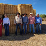 Edith Escárcega entrega pacas de paja a 40 productores y ganaderos en Nuevo Casas Grandes, como parte de un programa estatal de apoyo.