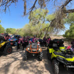 Participantes de la ruta vaquera femenina en Nuevo Casas Grandes, disfrutando de paradas turísticas y una fiesta final con DJ en el río.