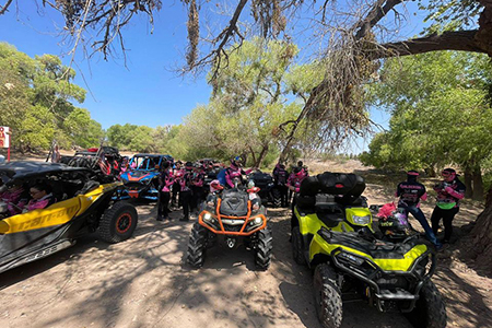 Participantes de la ruta vaquera femenina en Nuevo Casas Grandes, disfrutando de paradas turísticas y una fiesta final con DJ en el río.