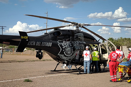 Jacob Ham, de 39 años, falleció por paro cardíaco tras ser trasladado en helicóptero desde Nuevo Casas Grandes a Chihuahua. Había sufrido un accidente en la colonia Las Virginias y fue operado en la Clínica Hospital Dublán, donde le amputaron un pie. A pesar de llegar estable a Chihuahua, no sobrevivió.