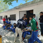 Padres revisando la mochila de su hijo antes del regreso a clases, siguiendo el llamado de la Fiscalía y GOECHI para garantizar la seguridad en las escuelas.