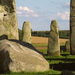 a Piedra Altar de Stonehenge, una enorme losa de arenisca, fue rastreada hasta el noreste de Escocia, revelando que fue transportada más de 700 km hasta Salisbury Plain.