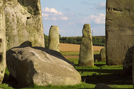 a Piedra Altar de Stonehenge, una enorme losa de arenisca, fue rastreada hasta el noreste de Escocia, revelando que fue transportada más de 700 km hasta Salisbury Plain.