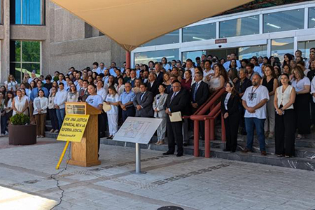 Trabajadores del Poder Judicial de la Federación en Chihuahua se manifiestan frente a sus instalaciones contra la reforma judicial de AMLO, expresando su rechazo.