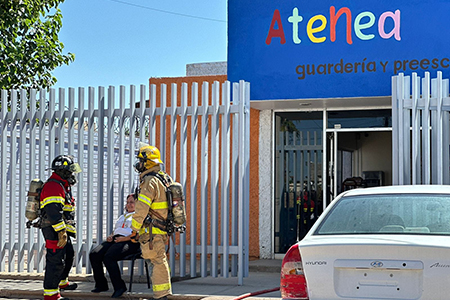 Personal de Protección Civil guiando un simulacro de incendio en la guardería Atenea, donde se capacita al equipo en detección de incendios y evacuación segura.