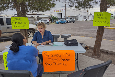 Módulo instalado frente al Hospital Integral de Nuevo Casas Grandes para recibir quejas sobre la atención médica, dirigido por la activista Leticia Lara.