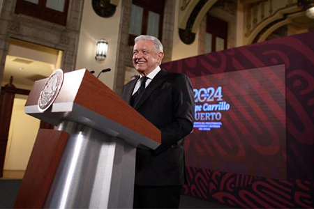 Andrés Manuel López Obrador hablando sobre la reforma electoral en un evento, destacando la importancia de facilitar la creación de nuevos partidos políticos.