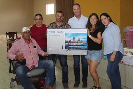 El Presidente Municipal de Galeana, Ammón Dayer LeBaron, inauguró la rehabilitación del salón municipal con un bingo masivo al que asistieron más de 300 mujeres. El evento incluyó juegos, regalos y botanas, y destacó el compromiso de las autoridades con la mejora de espacios comunitarios.