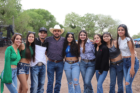 Río Fest 2024 en Casas Grandes, con más de 2,300 asistentes disfrutando de música en vivo de 7 bandas locales. El evento, organizado por el DIF y la Presidencia Municipal, se realizó desde la tarde hasta la madrugada.