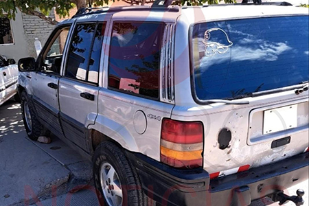 Ayuda a localizar un Jeep Grand Cherokee gris con defensas negras robado en Casas Grandes; llama al 636-116-06-80 si tienes información.