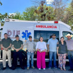 Alcalde Roberto Lucero y equipo del DIF recibiendo una nueva ambulancia equipada para Casas Grandes, beneficiando a los ciudadanos y migrantes.