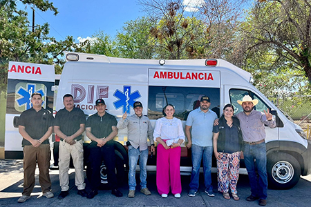 Alcalde Roberto Lucero y equipo del DIF recibiendo una nueva ambulancia equipada para Casas Grandes, beneficiando a los ciudadanos y migrantes.