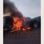 Choque frontal en carretera Ciudad Juárez-Entronque entre pipa de Rivera Gas y pickup. Ambos vehículos resultaron incendiados, afectando la cabina del tracto camión y la pickup, generando una rápida respuesta de las autoridades para controlar el siniestro.