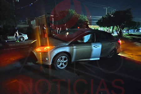 Vehículo afectado en accidente nocturno en la avenida Francisco I. Madero, colonia Alamedas, con otro vehículo responsable ausente.