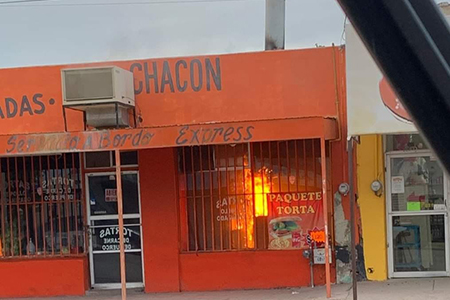 Elementos de bomberos controlan incendio en Tortas Chacón, un establecimiento popular en Nuevo Casas Grandes, evitando mayores daños