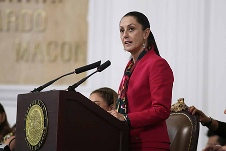 Claudia Sheinbaum defiende a Javier Corral, exgobernador de Chihuahua, ante las acusaciones de peculado por 96 millones de pesos. La presidenta electa lo respalda y afirma que la investigación es una venganza política. Corral seguirá en su equipo como senador de Morena.