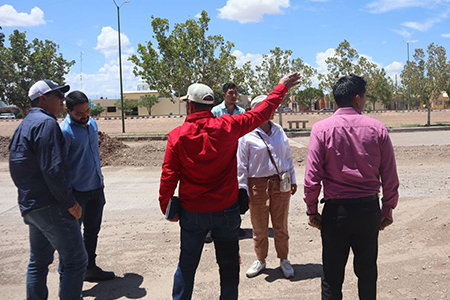 Autoridades estatales y municipales supervisando las obras de rehabilitación en el andador turístico de Nuevo Casas Grandes.