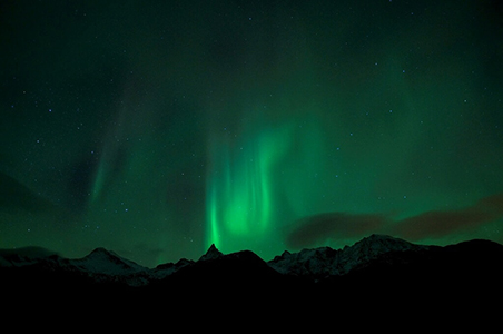 Las tormentas solares del fin de semana podrían generar auroras coloridas y tenues en el hemisferio norte, sin afectar comunicaciones.