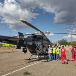 Helicóptero traslada a hombre menonita de 39 años a Chihuahua tras sufrir un accidente en Las Virginias. El hombre, identificado como Jacob Ham, fue impactado por una carreta suelta mientras circulaba en motocicleta, lo que resultó en heridas graves y un traslado urgente al hospital Ángeles.