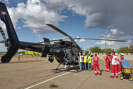 Helicóptero traslada a hombre menonita de 39 años a Chihuahua tras sufrir un accidente en Las Virginias. El hombre, identificado como Jacob Ham, fue impactado por una carreta suelta mientras circulaba en motocicleta, lo que resultó en heridas graves y un traslado urgente al hospital Ángeles.