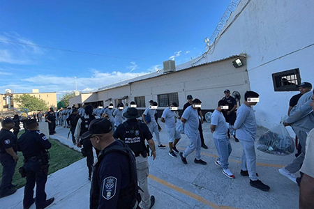 Operativo de traslado de 76 reclusos del CERESO No.3 de Ciudad Juárez a otros centros de reinserción en Chihuahua.