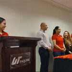 El rector Iván Ortega Ornelas entrega un trofeo a los campeones regionales "Halcones" de básquetbol durante el evento de reconocimiento en UT Paquimé.