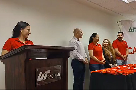 El rector Iván Ortega Ornelas entrega un trofeo a los campeones regionales "Halcones" de básquetbol durante el evento de reconocimiento en UT Paquimé.