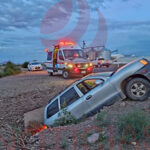 Vehículo accidentado en un canal en la salida norte de Nuevo Casas Grandes, atendido por Cruz Roja.