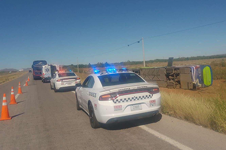 Dos lesionados tras la volcadura de un autobús en la carretera entre Ciudad Juárez y Chihuahua. El accidente ocurrió este domingo a las 2 de la tarde.