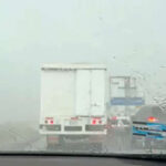 Conductores en la carretera de Nuevo Casas Grandes a Janos enfrentan fuertes lluvias, lo que ha llevado a la comunidad a advertir sobre el peligro de transitar por esta vía.