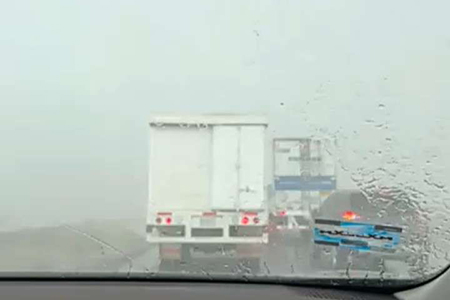 Conductores en la carretera de Nuevo Casas Grandes a Janos enfrentan fuertes lluvias, lo que ha llevado a la comunidad a advertir sobre el peligro de transitar por esta vía.