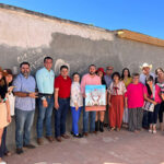 El alcalde Roberto Lucero da inicio a la pintura de un mural en el callejón Aldama, revitalizando el centro histórico de Casas Grandes.