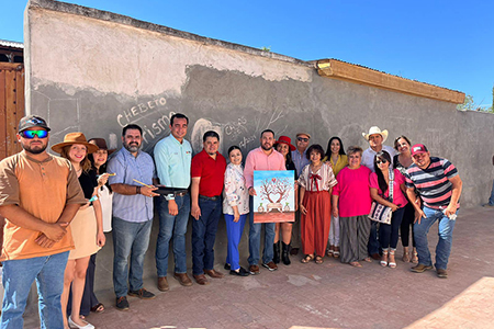 El alcalde Roberto Lucero da inicio a la pintura de un mural en el callejón Aldama, revitalizando el centro histórico de Casas Grandes.