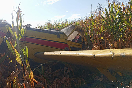 Avioneta aterriza de manera forzada en campo menonita; el piloto sale ileso y no hay incendio a pesar de la gran cantidad de combustible.