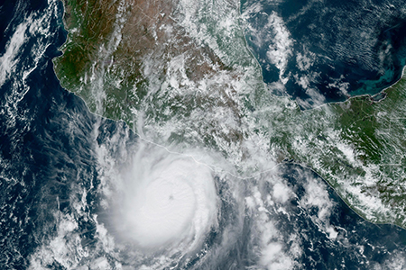 Huracán categoría III cerca de tierra, provocando marejadas y fuertes lluvias en las zonas costeras; la población debe seguir indicaciones de evacuación.