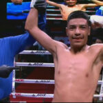 Irvin "Negro" Gómez, boxeador de Nuevo Casas Grandes, celebra su victoria por knockout en la arena Corner Sports de Chihuahua.