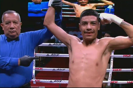 Irvin "Negro" Gómez, boxeador de Nuevo Casas Grandes, celebra su victoria por knockout en la arena Corner Sports de Chihuahua.