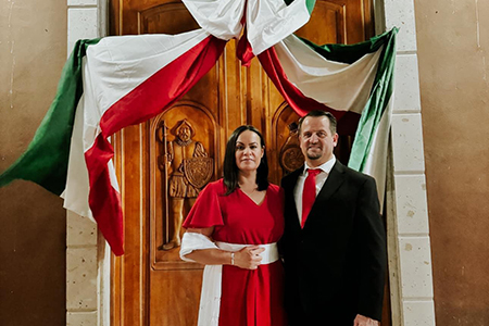 Galeana celebró el Grito de Independencia con música, mariachi y danza, encabezado por el presidente Francis Leany LeBaron. Un evento lleno de cultura y tradición.