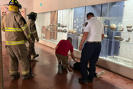 Simulacro en el Museo de las Culturas del Norte en Casas Grandes con participación de estudiantes y bomberos por el Día Nacional de Protección Civil.